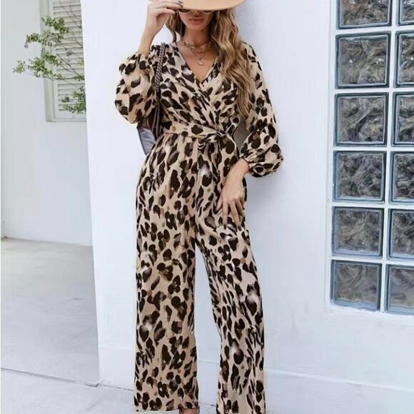 𝐋𝐄𝐎𝐏𝐀𝐑𝐃 𝐏𝐑𝐈𝐍𝐓 𝐕-𝐍𝐄𝐂𝐊 𝐉𝐔𝐌𝐏𝐒𝐔𝐈𝐓 - Picture 1 of 4